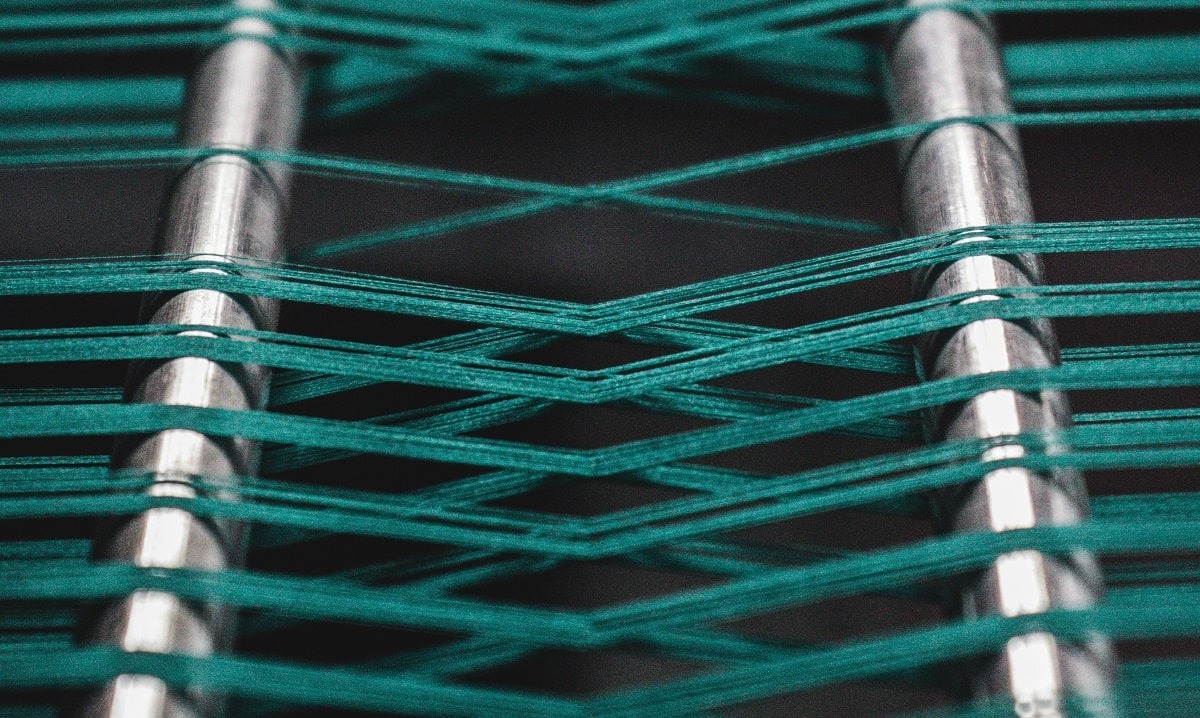 parallel-threads-unsplash-min